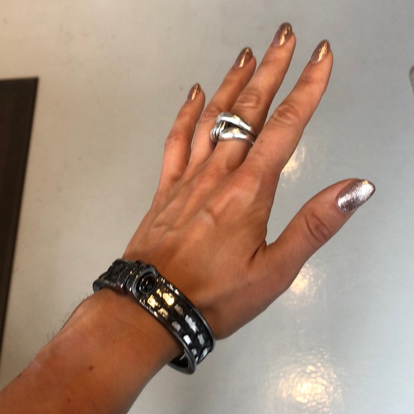 Black and silver slim cuff bracelet - Picture 6 of 7